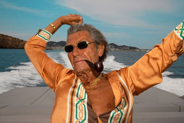 The 91-year-old male model who looks like a celebrity from vintage films.